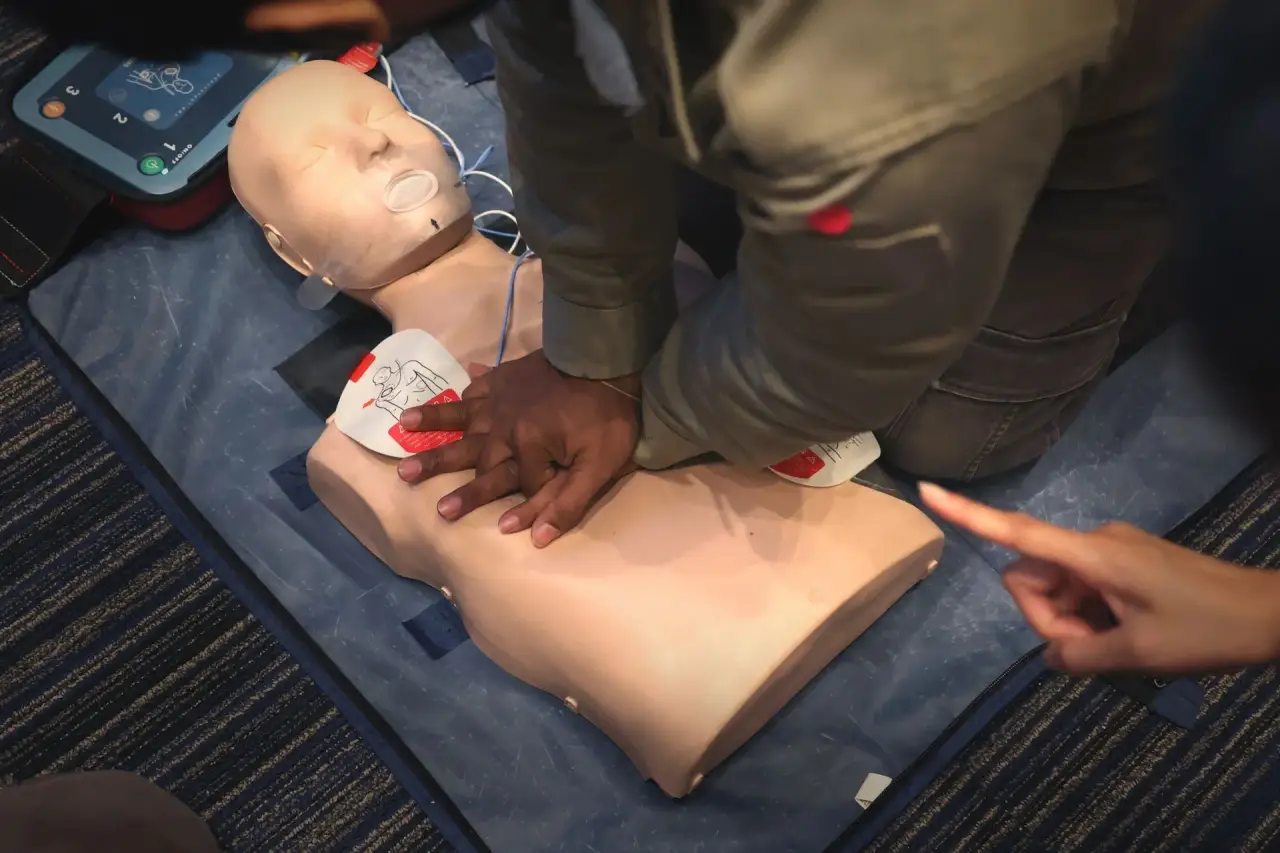 Mobile CPR Training vs. Traditional Classes: Which Is Better for Your Safety Goals?